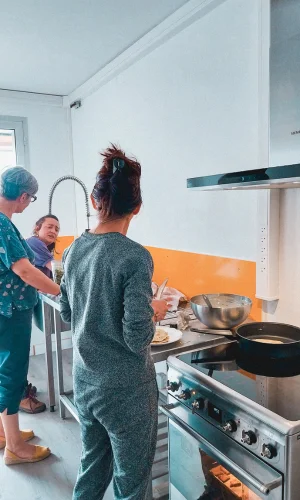 Atelier cuisine avec des habitantes